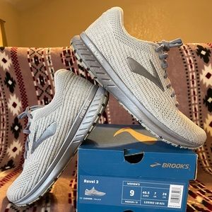 Womens brooks revel 3. Size 9. Silver/gray